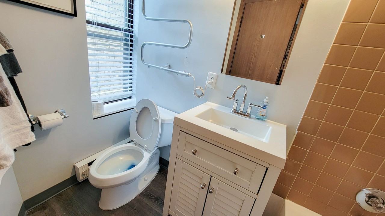 Modern Elliot Park Living - Photo 6 of 19