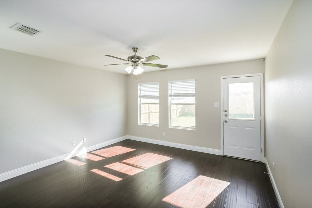 1428 Waterford Dr - Photo 3 of 16