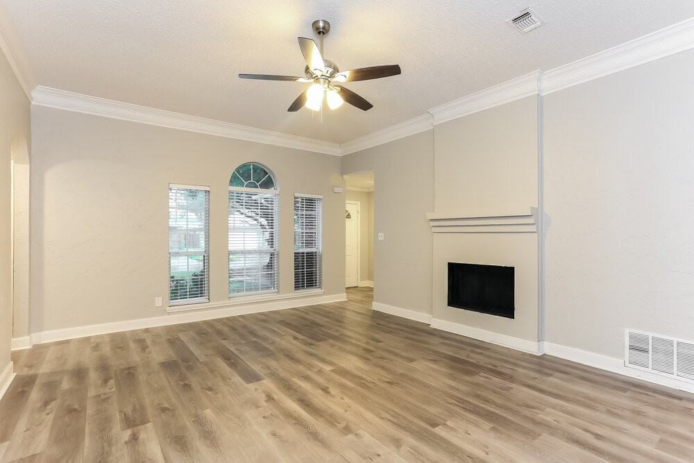 6507 Stetter Dr - Photo 4 of 16