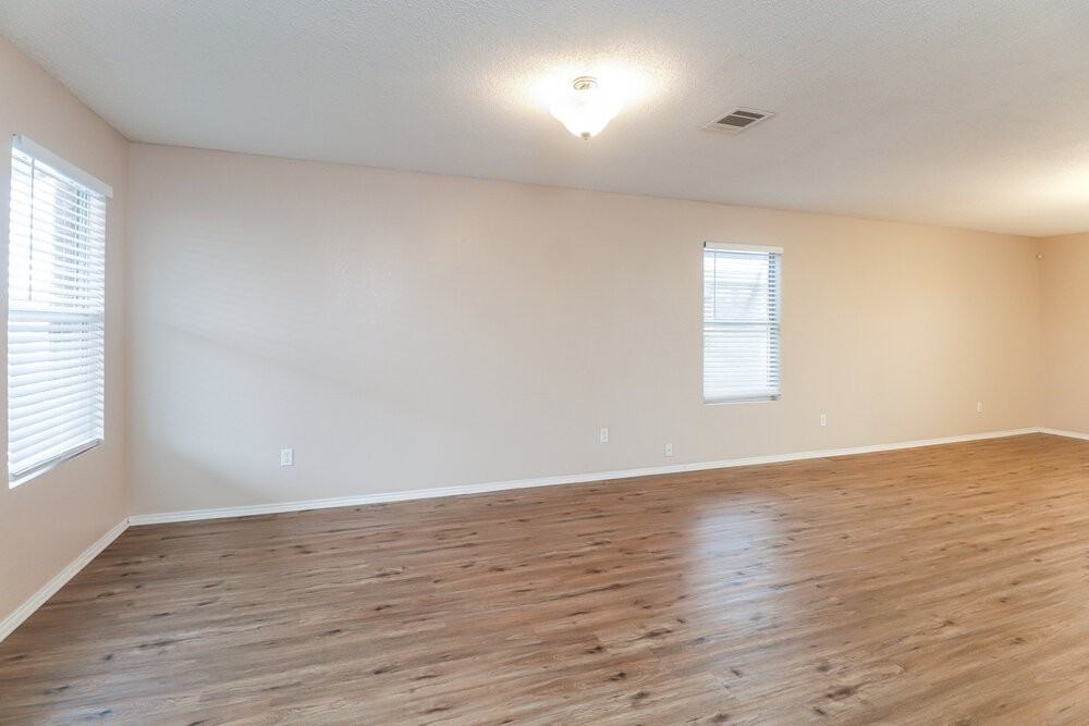 317 Blairwood Dr - Photo 4 of 17