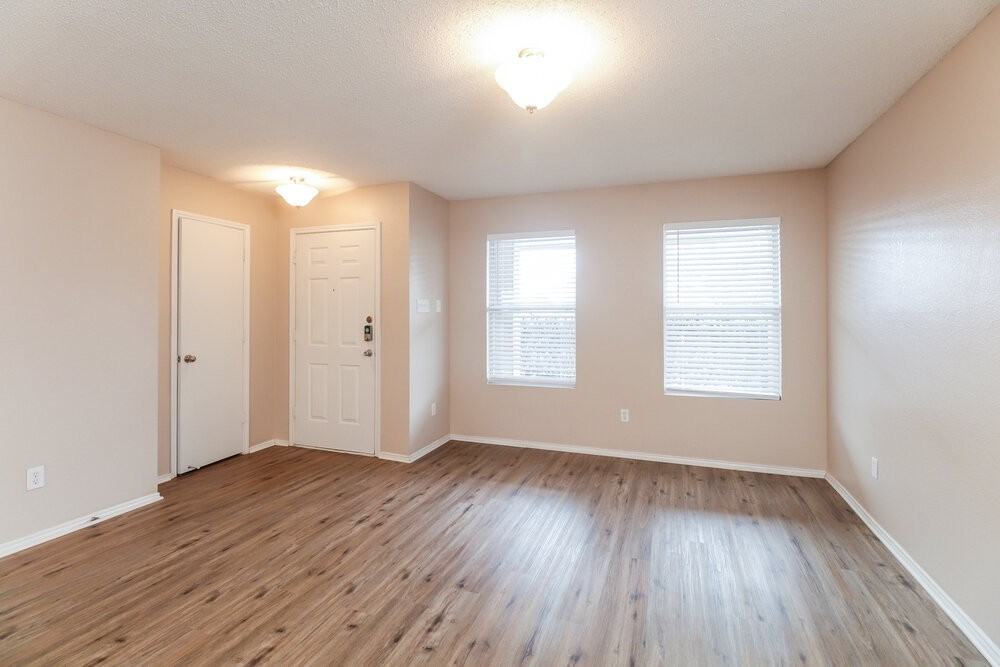 317 Blairwood Dr - Photo 5 of 17