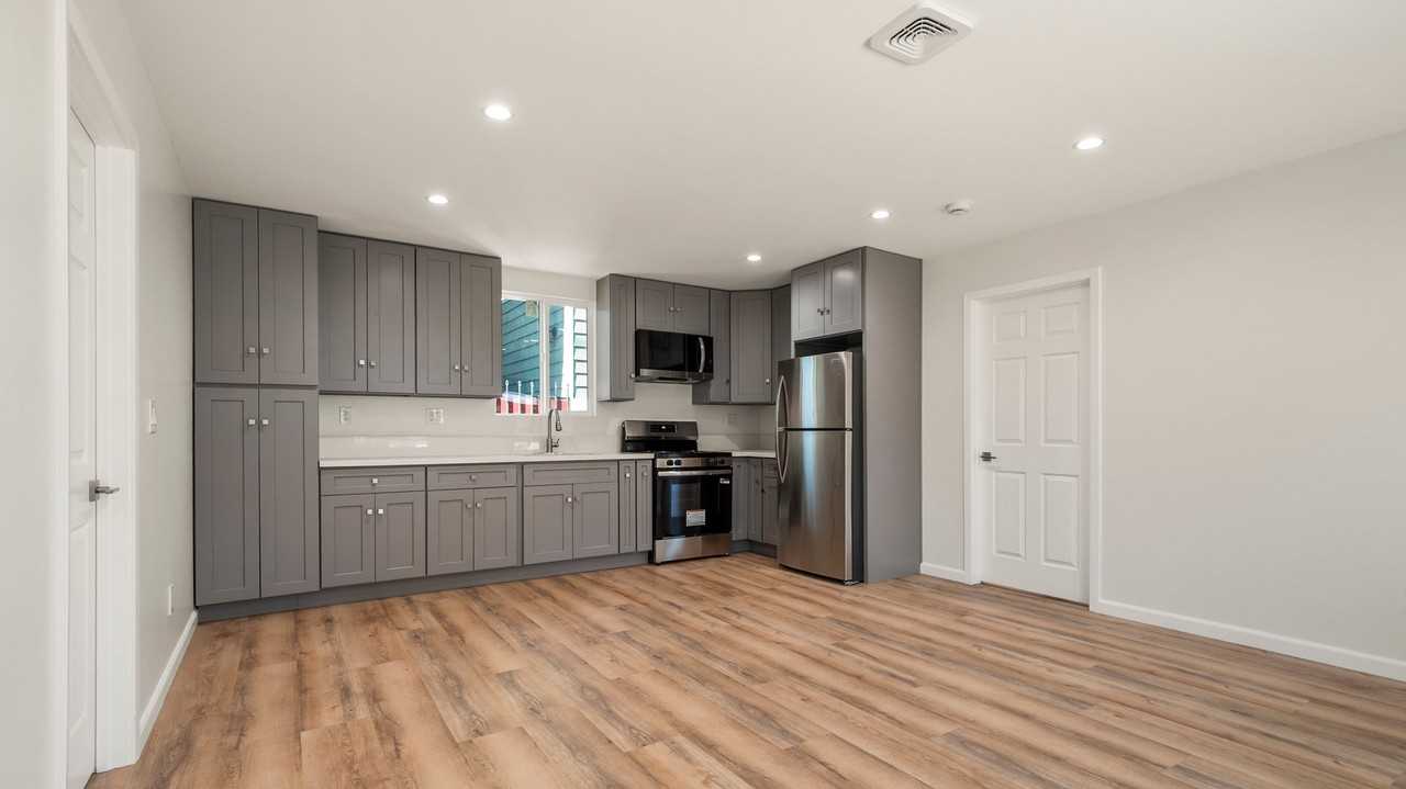 4013 S Harvard Blvd - Photo 2 of 5