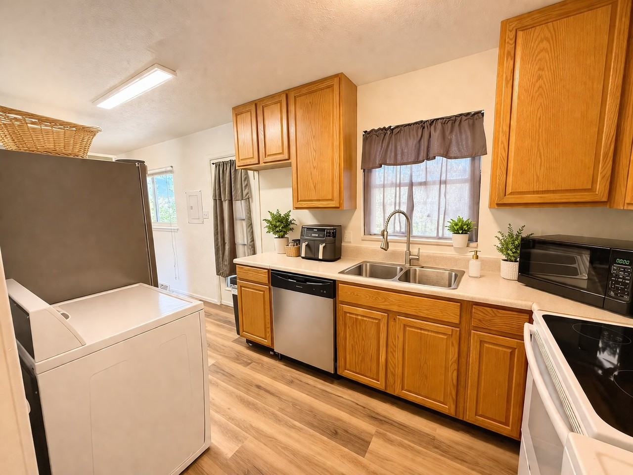 1238 Janes Ln - Photo 2 of 12