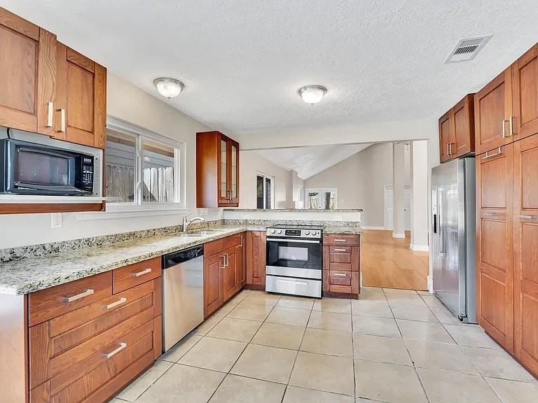 19734 Lake Hollow Ln - Photo 5 of 14