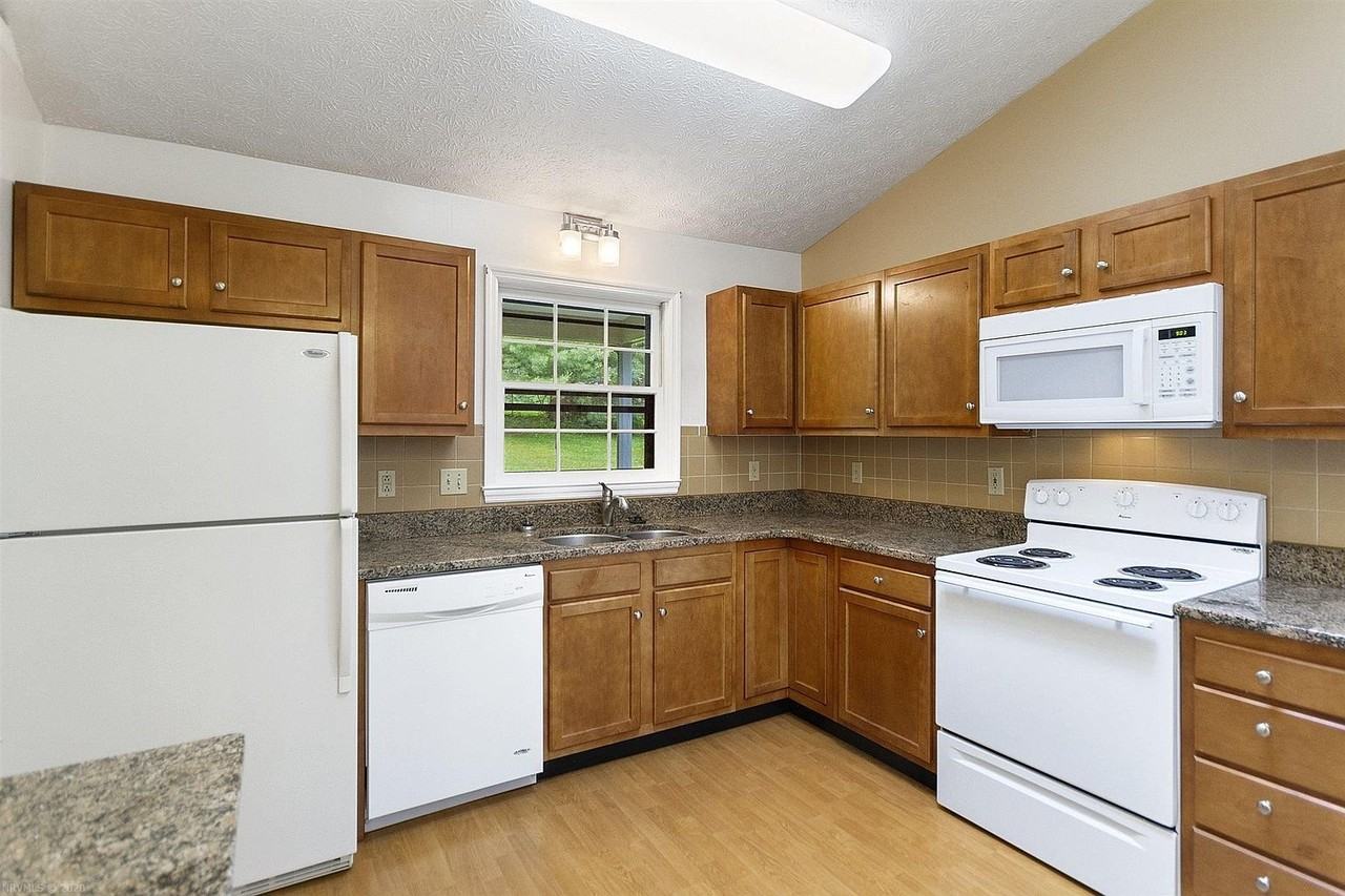 305 Cherokee Dr - Photo 6 of 16