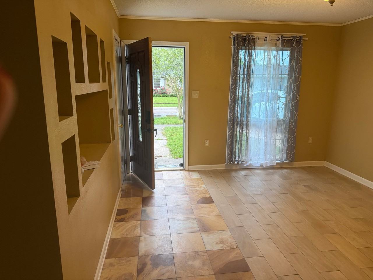 2412 Riverbend Dr - Photo 2 of 10