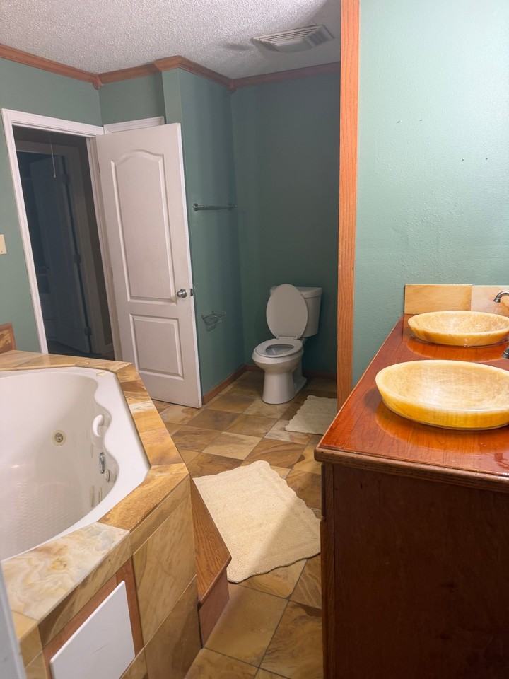 2412 Riverbend Dr - Photo 4 of 10