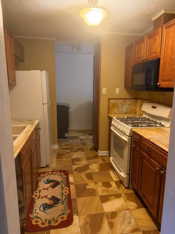 2412 Riverbend Dr - Photo 5 of 10