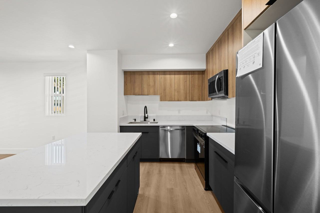 2000 Hillcrest Dr #2000 - Photo 4 of 12