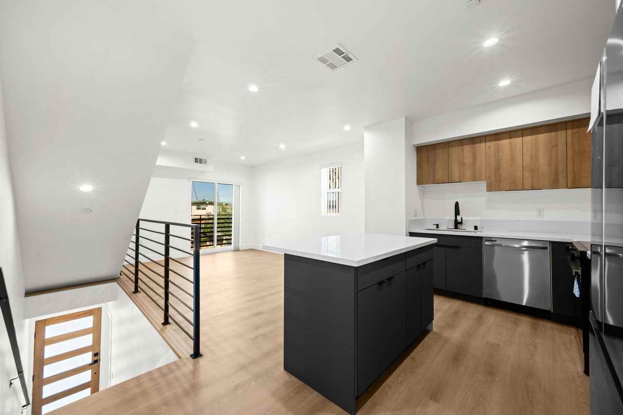 2000 Hillcrest Dr #2000 - Photo 5 of 12