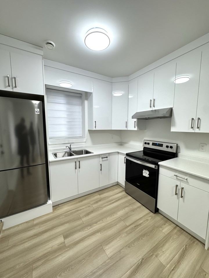 16762 16 Avenue - Photo 2 of 10