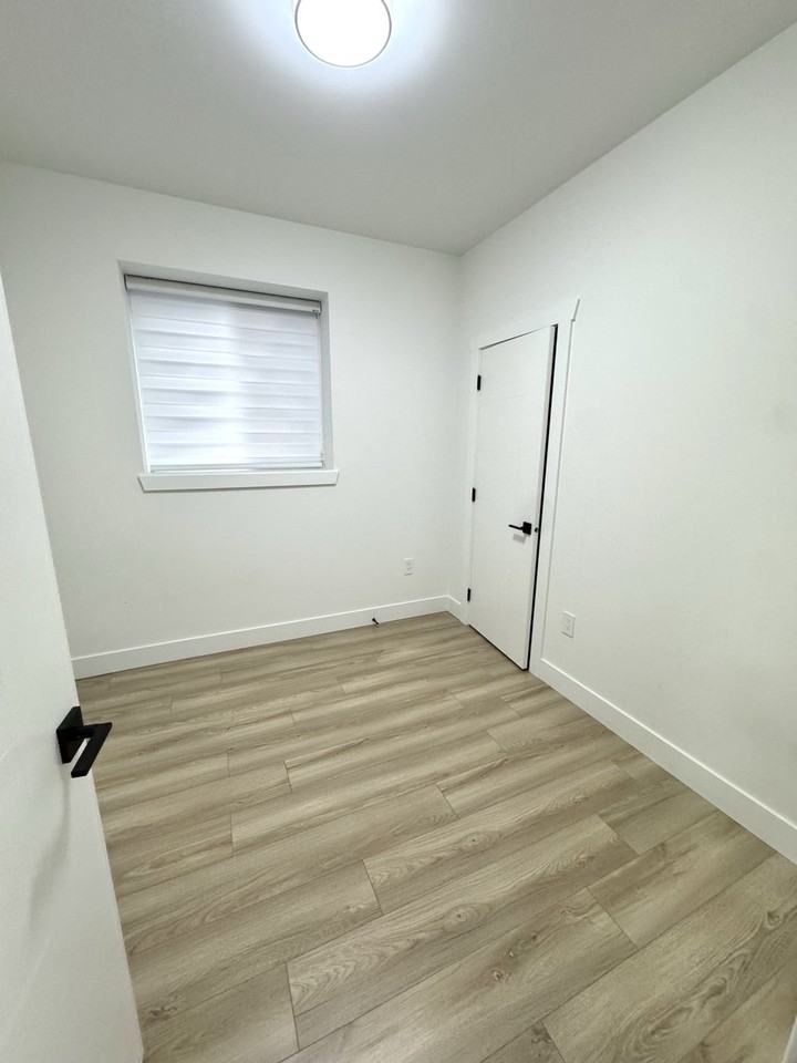 16762 16 Avenue - Photo 4 of 10