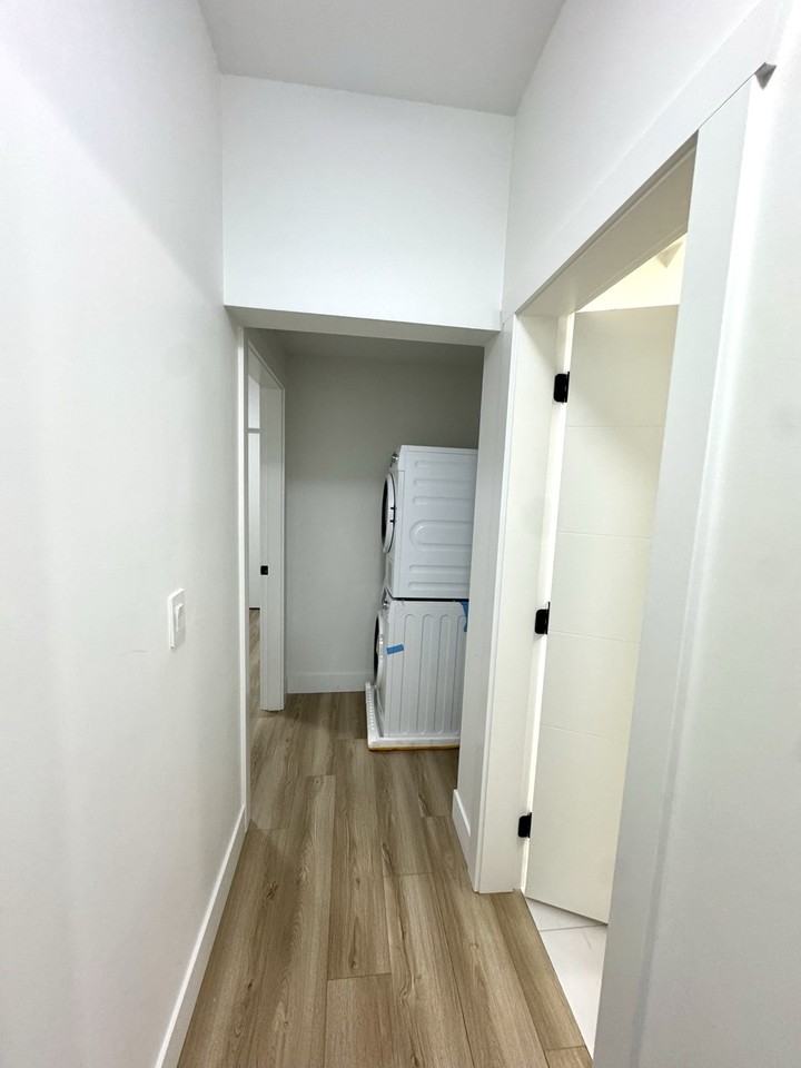 16762 16 Avenue - Photo 5 of 10