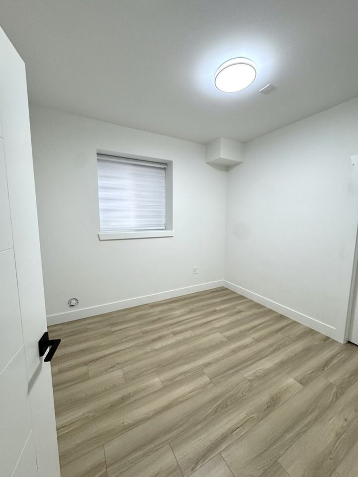 16762 16 Avenue - Photo 7 of 10