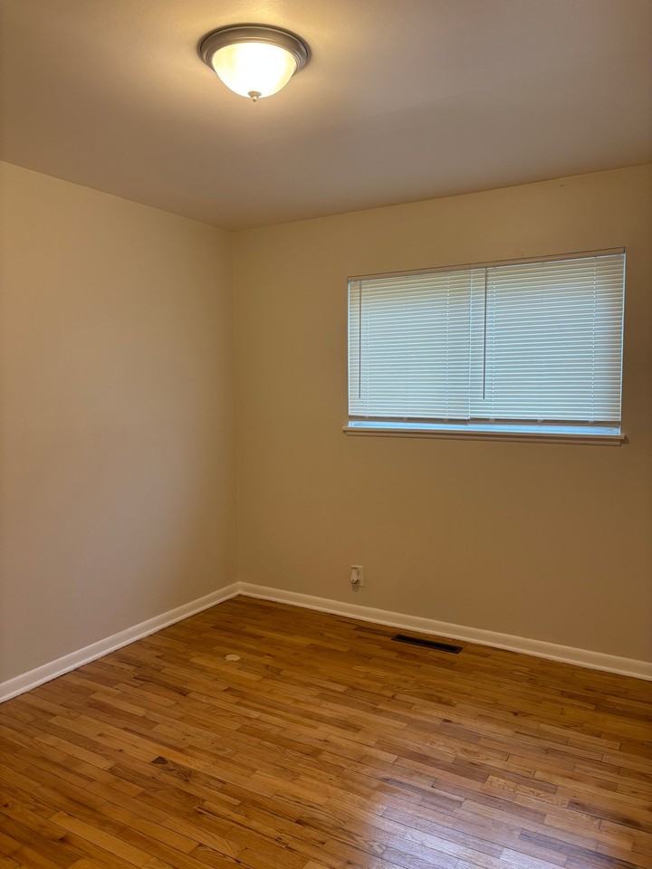 1110 Macdonald Ave - Photo 7 of 10