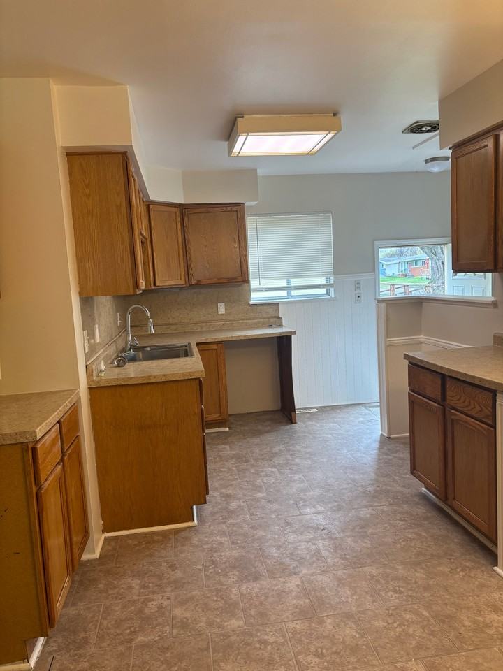 1106 Macdonald Ave - Photo 4 of 11