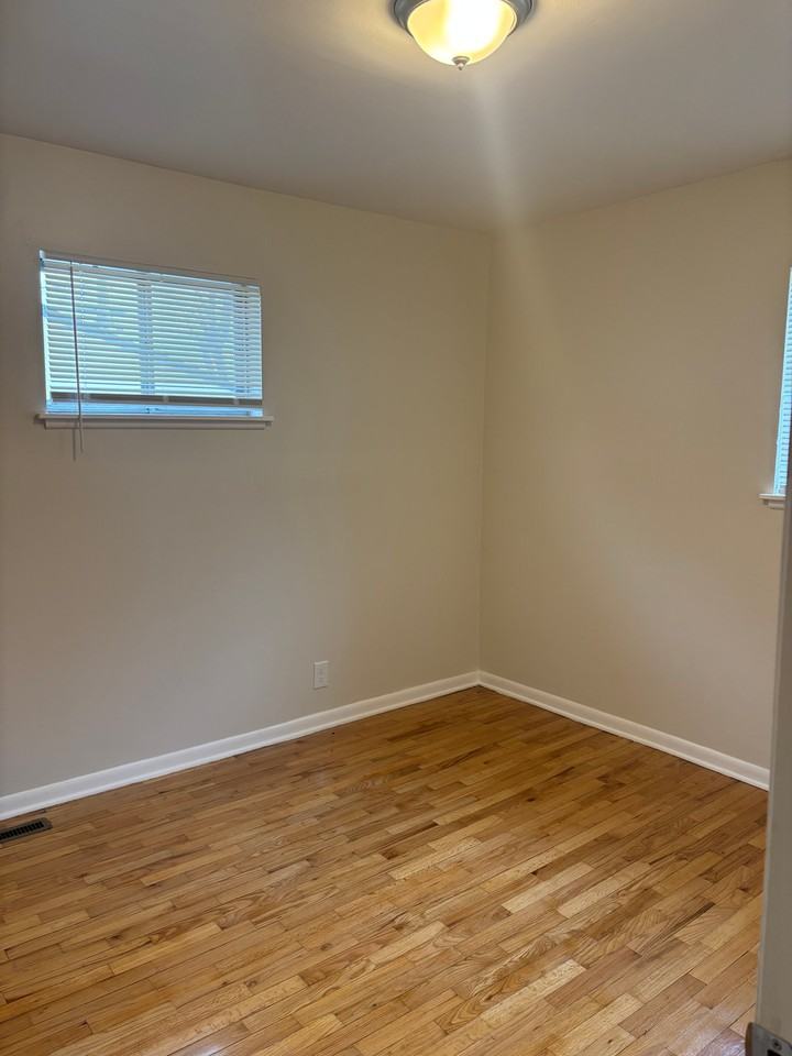 1106 Macdonald Ave - Photo 7 of 11