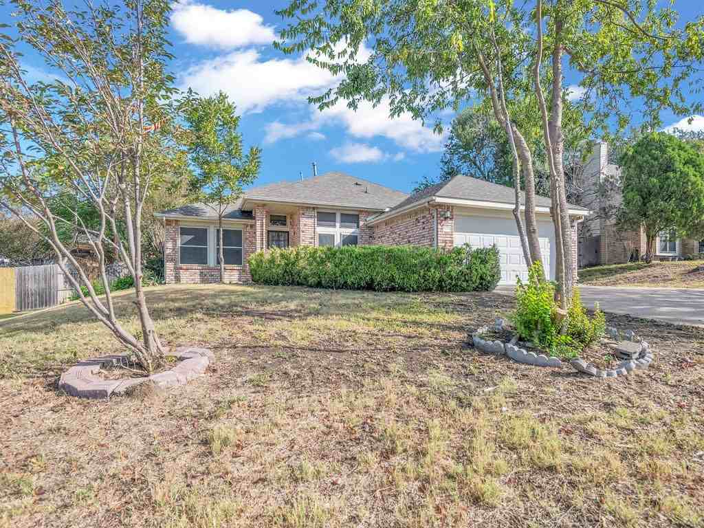 307 Illinois Dr - Photo 2 of 17