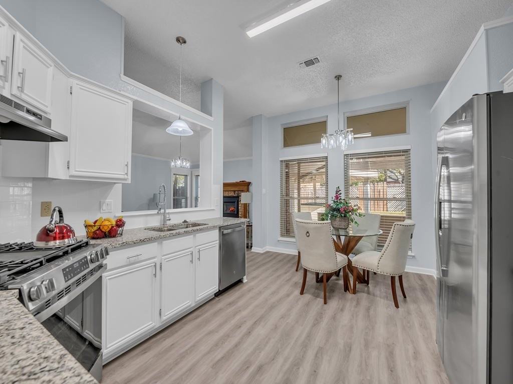 307 Illinois Dr - Photo 3 of 17