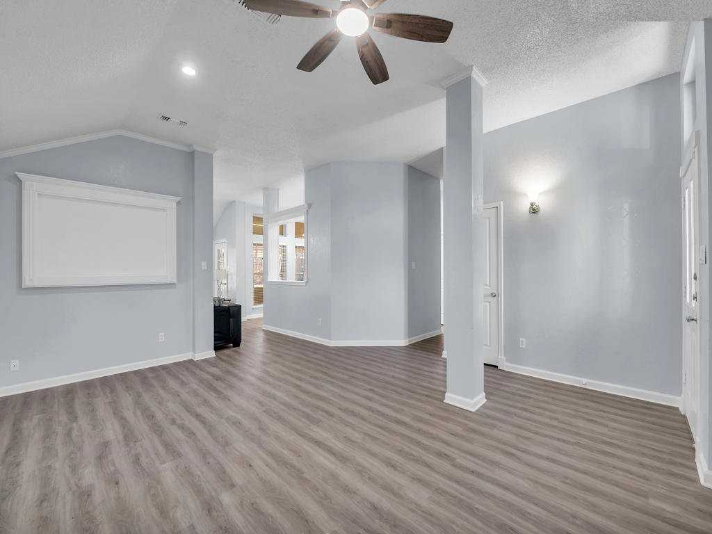 307 Illinois Dr - Photo 4 of 17