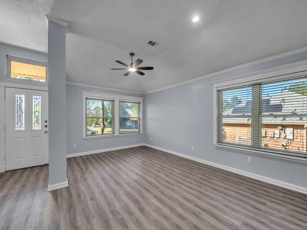 307 Illinois Dr - Photo 5 of 17