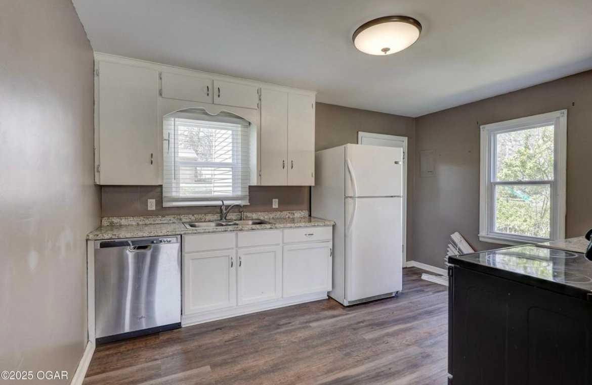 1617 Garfield Ave - Photo 4 of 12