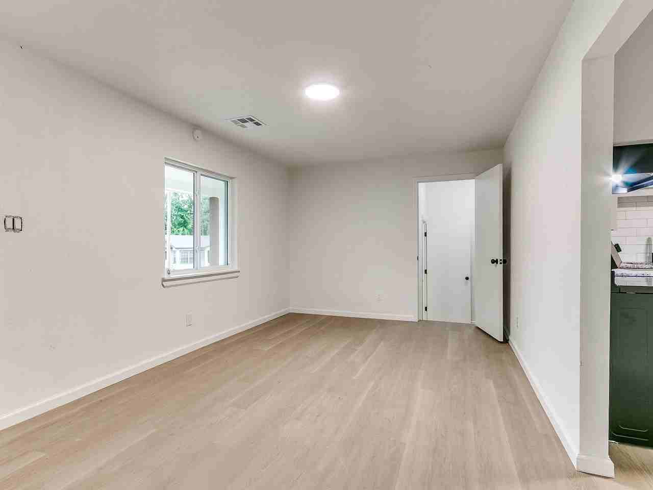 911 Crabtree Cv - Photo 2 of 14