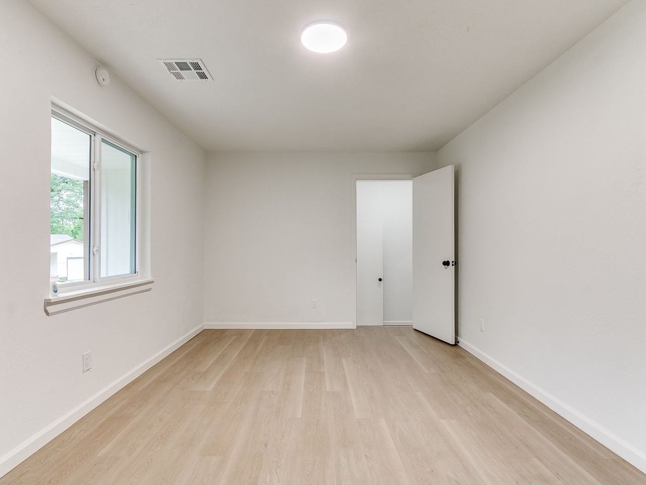 911 Crabtree Cv - Photo 3 of 14