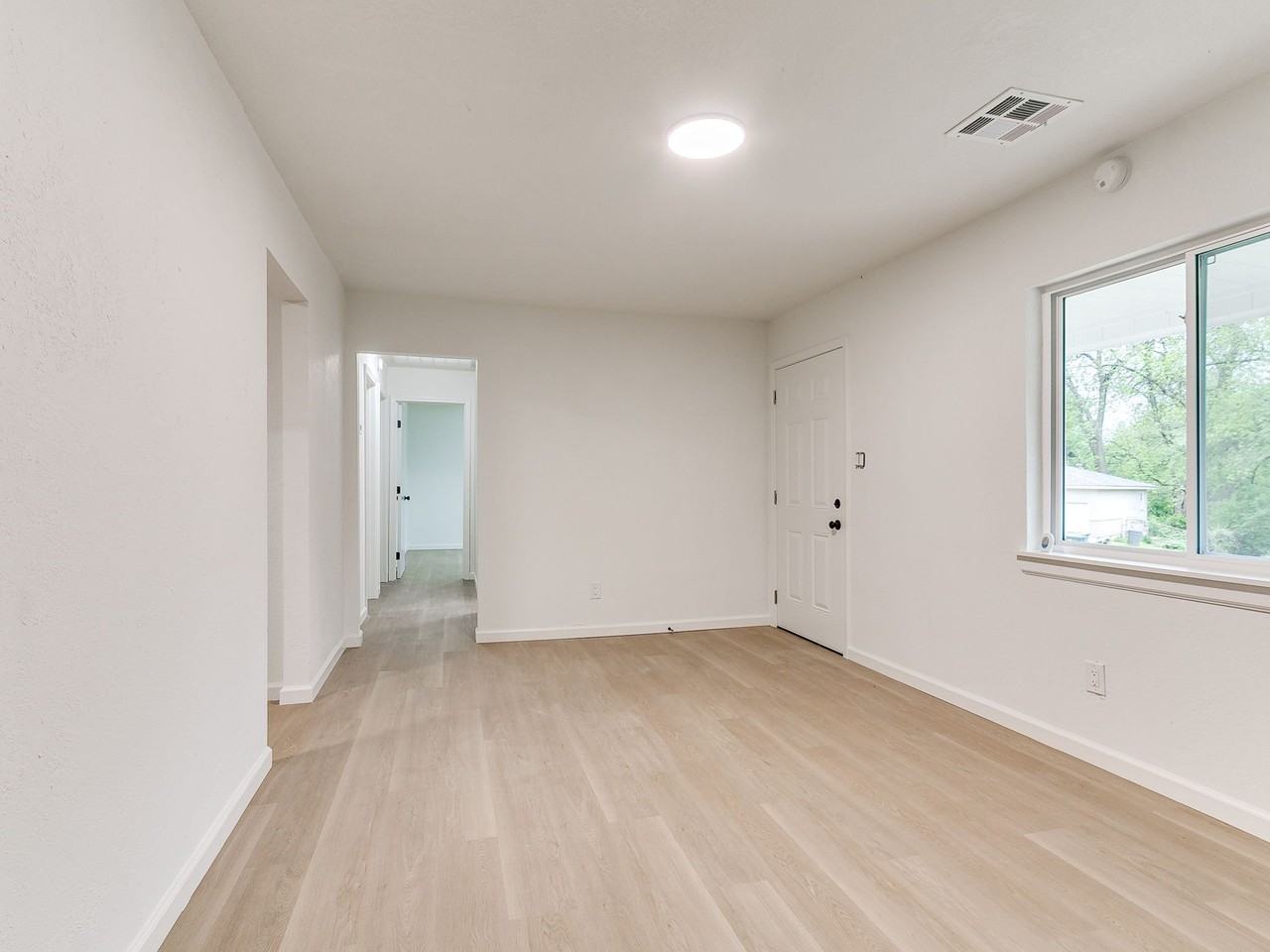 911 Crabtree Cv - Photo 4 of 14