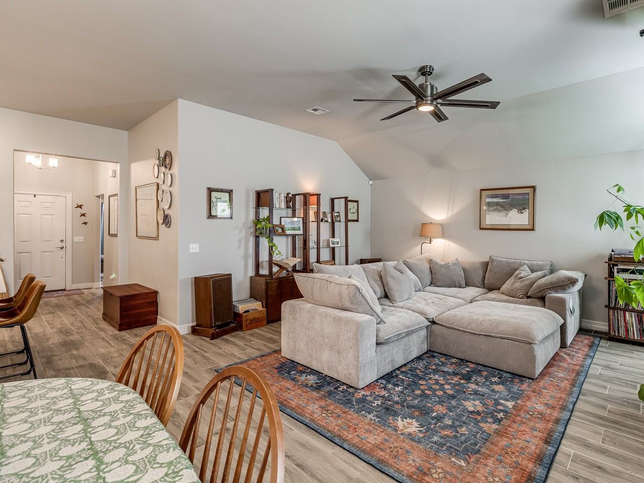 9209 Anaum Ln - Photo 3 of 20