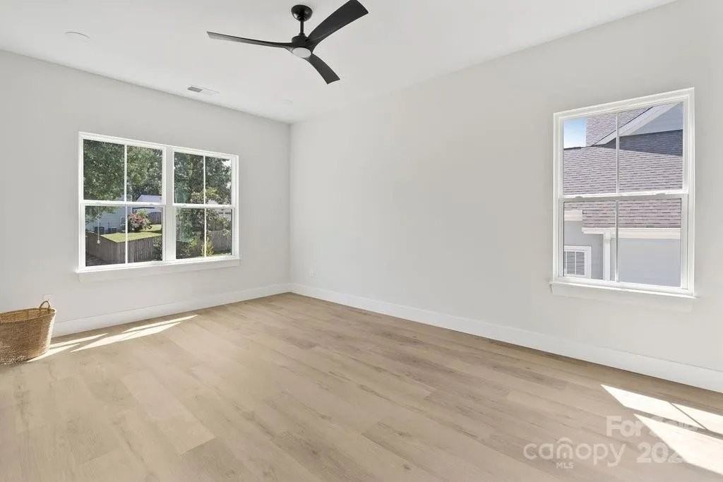 3127 Columbus Cir - Photo 5 of 15