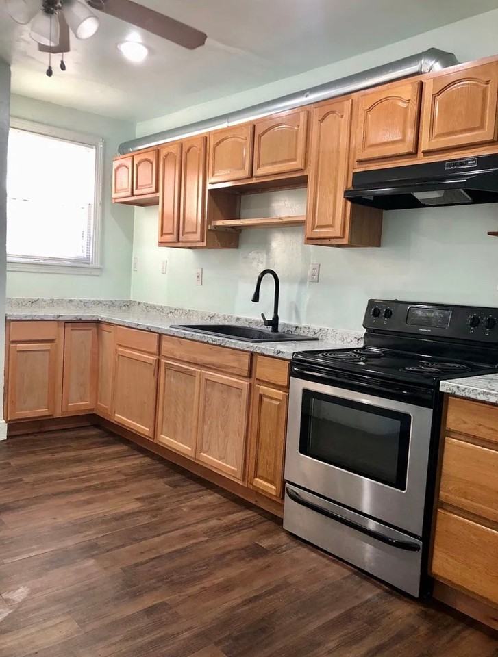 1109 W 41st St - Photo 2 of 10