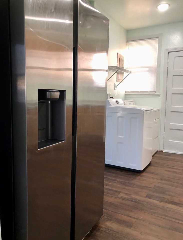 1109 W 41st St - Photo 3 of 10