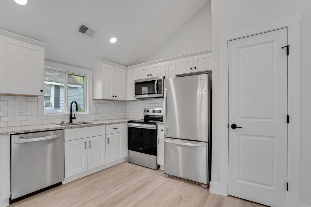 1128 Rosehill Dr - Photo 3 of 17