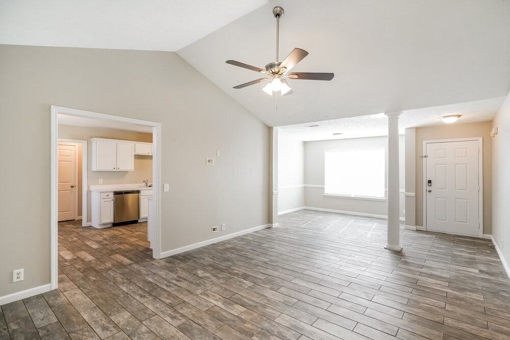 1312 S Hampton Ct - Photo 4 of 19