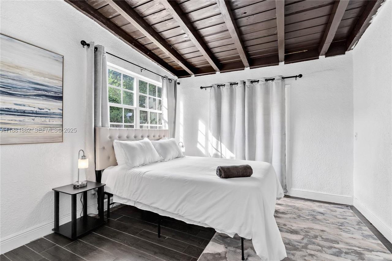 2315 Southwest 17th Street - Photo 4 of 26