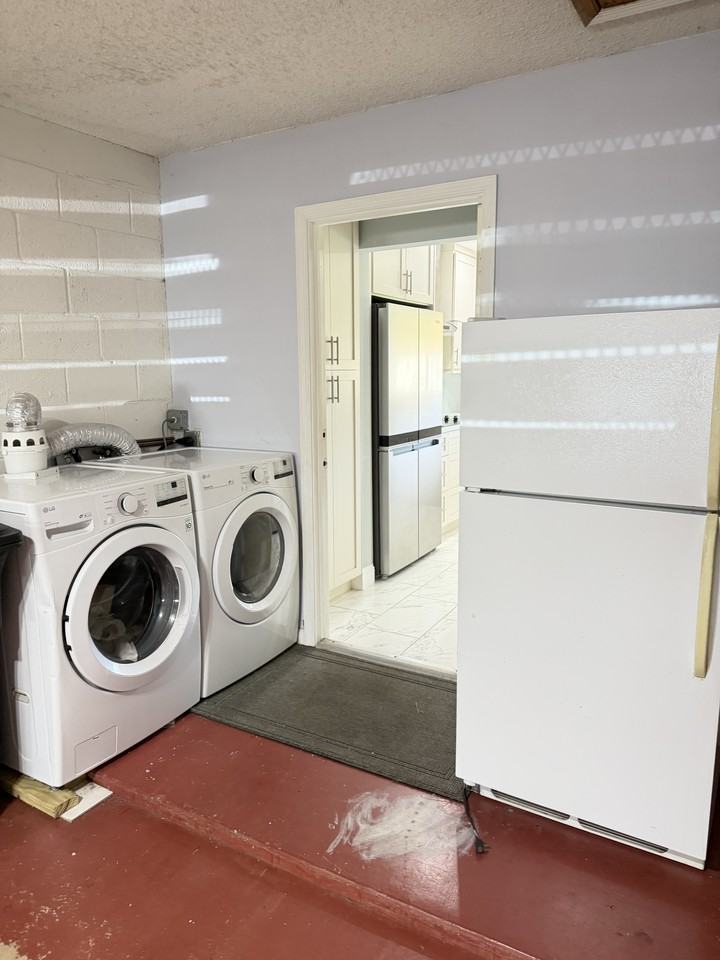 4778 Greentree Cres #B - Photo 3 of 11