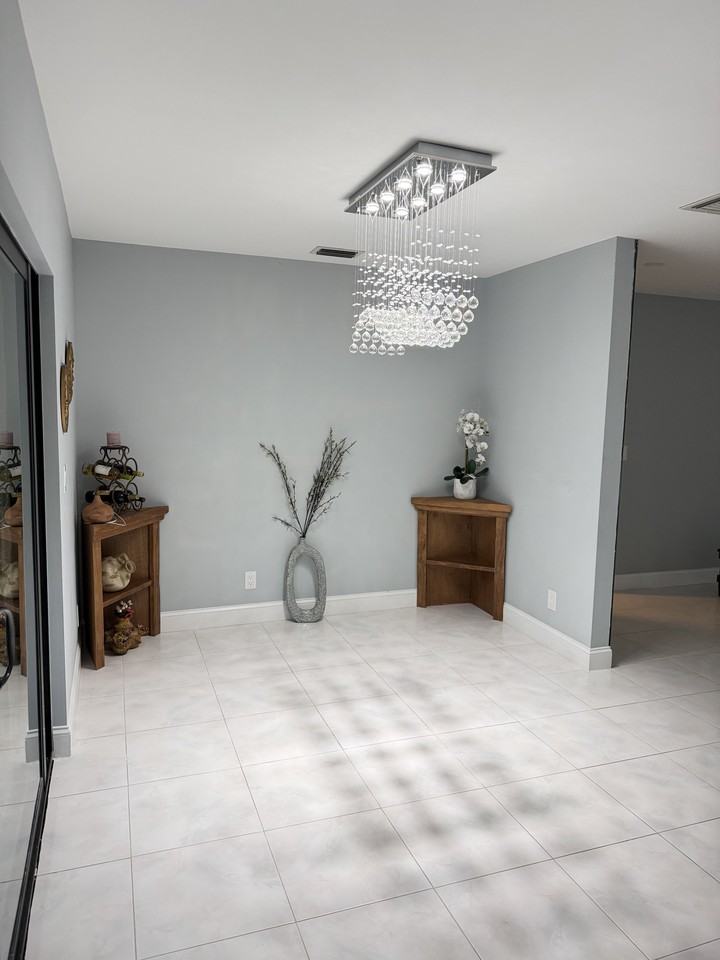 4778 Greentree Cres #B - Photo 4 of 11