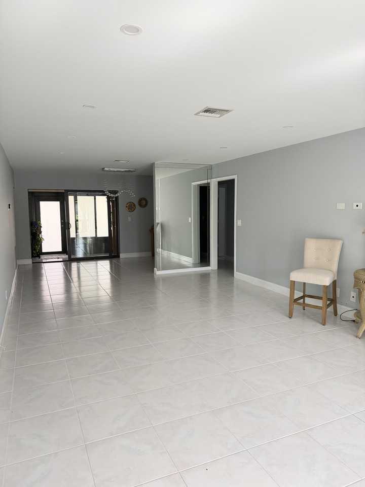 4778 Greentree Cres #B - Photo 6 of 11