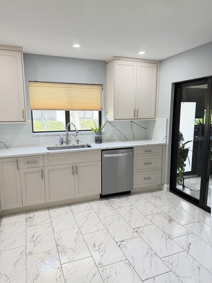 4778 Greentree Cres #B - Photo 7 of 11