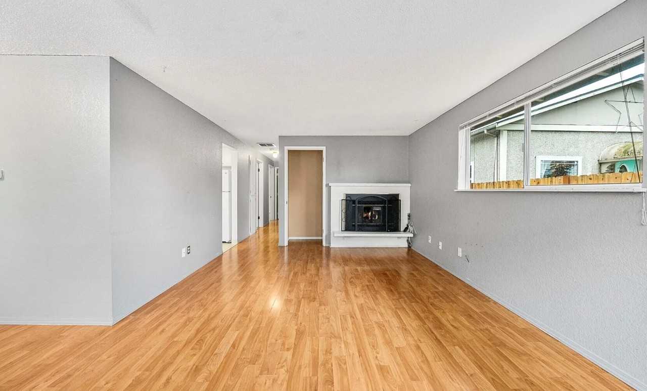 7436 S Pine St #NA - Photo 4 of 11