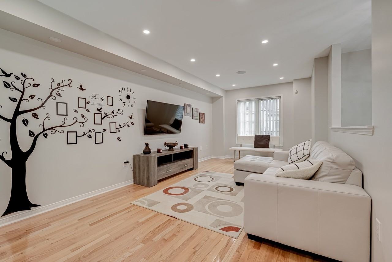 735 Sheppard Ave - Photo 4 of 18