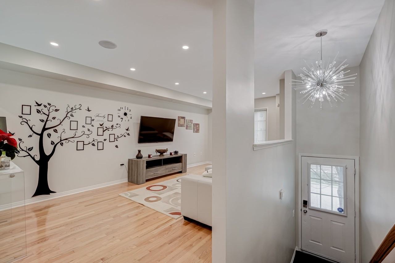 735 Sheppard Ave - Photo 5 of 18