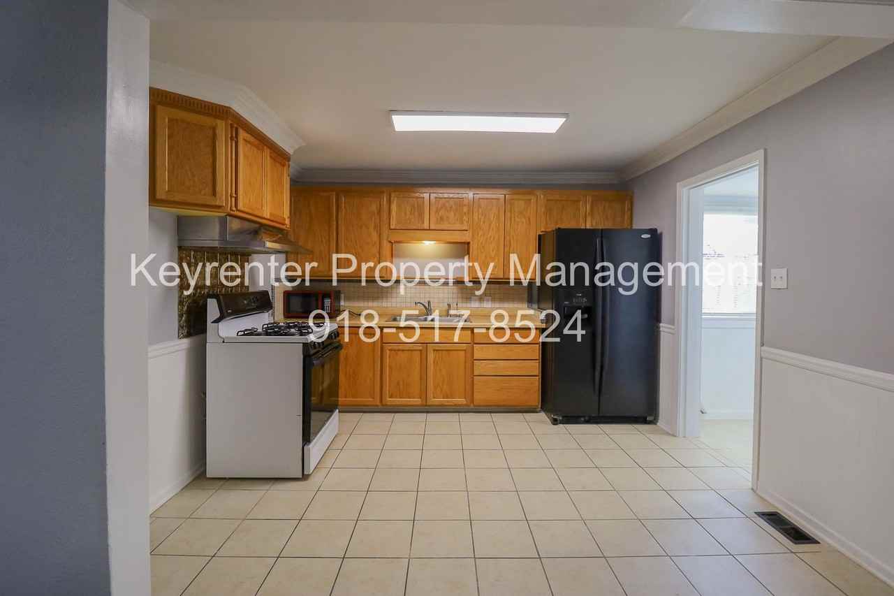 5330 W 2nd St - Photo 6 of 26