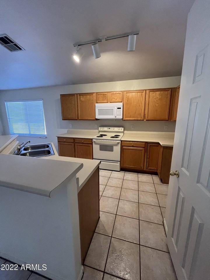 444 W Princeton Ave - Photo 4 of 12