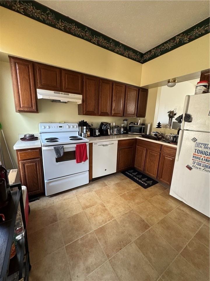 70 Alexander St - Photo 7 of 11