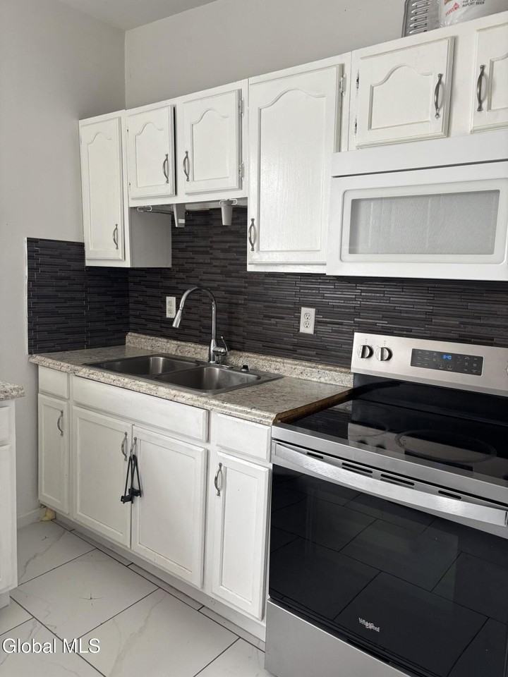 1633 Carrie St #2 - Photo 5 of 10