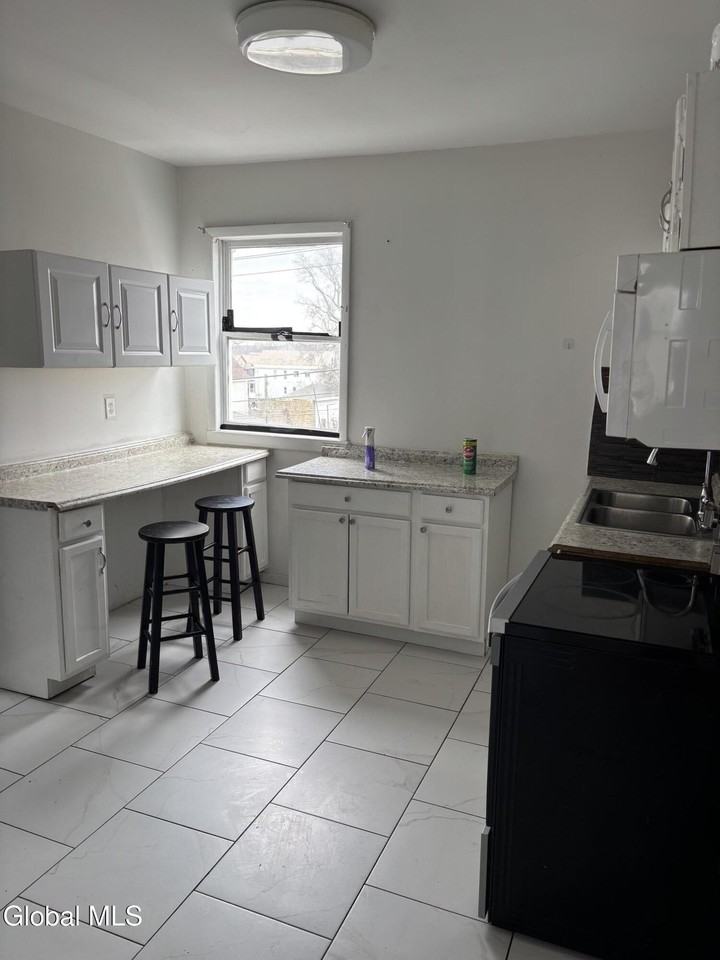 1633 Carrie St #2 - Photo 6 of 10