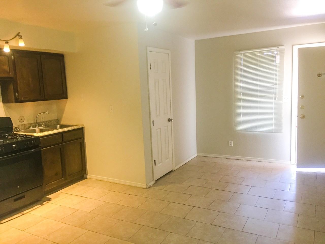 1654 Exeter Dr #4 - Photo 5 of 8