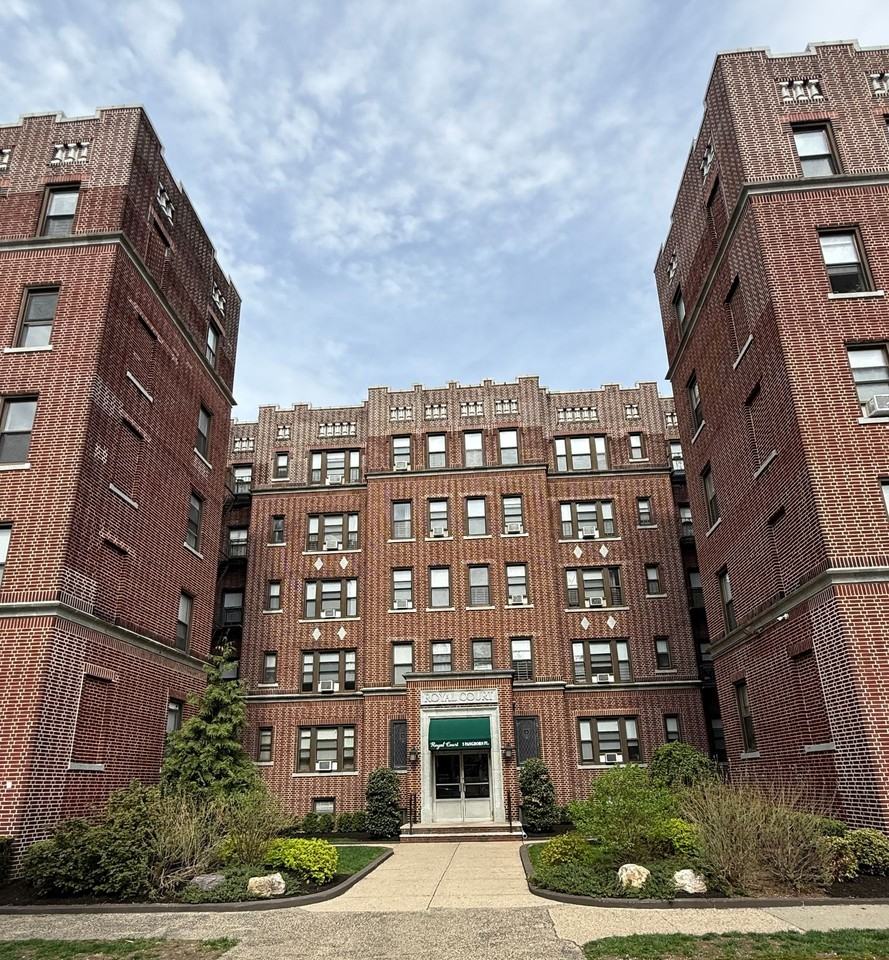 Royal Court - Photo 6 of 6